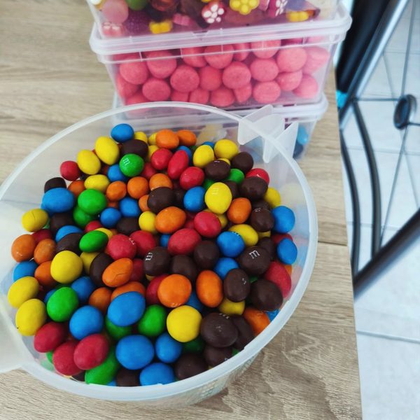 Bonbons colorés au stand de la Life Party