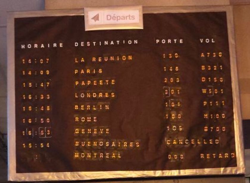 Panneau des départs façon aéroport, décor d'une Life Party