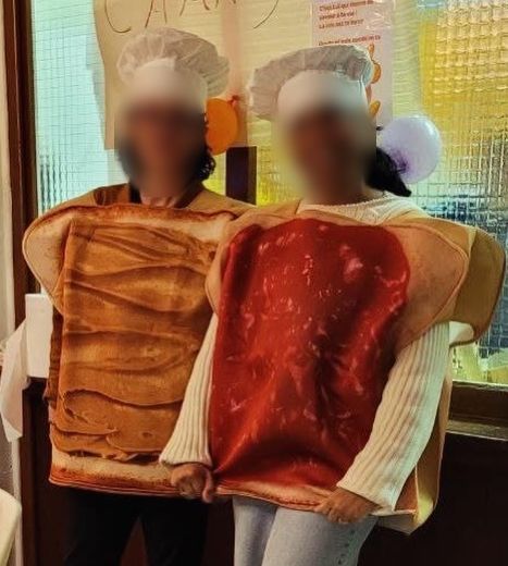 Deux bénévoles déguisées en tartines, visages floutés